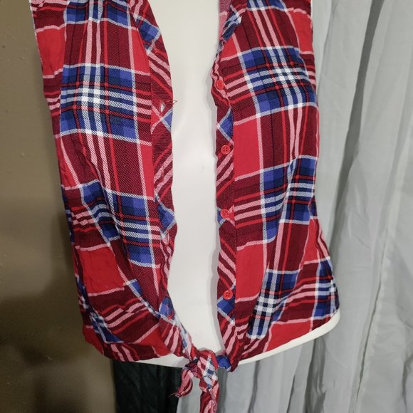 FNCY - Cute and Flirty Sleeveless Button Down - Picture 2 of 8